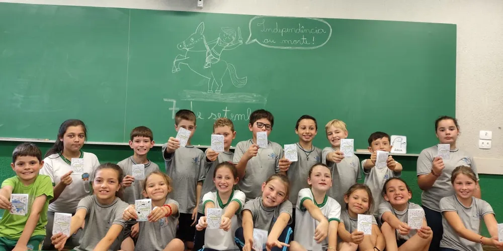 O projeto cativou os alunos na busca por informações sobre o fato histórico e auxiliou na fixação do conteúdo