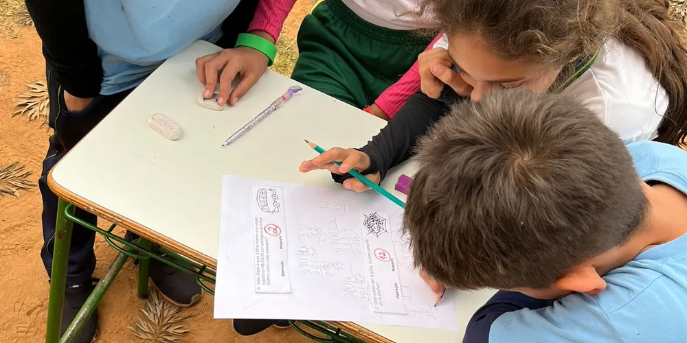 A atividade consistiu na resolução de situações-problema e busca pelos resultados na área da escola