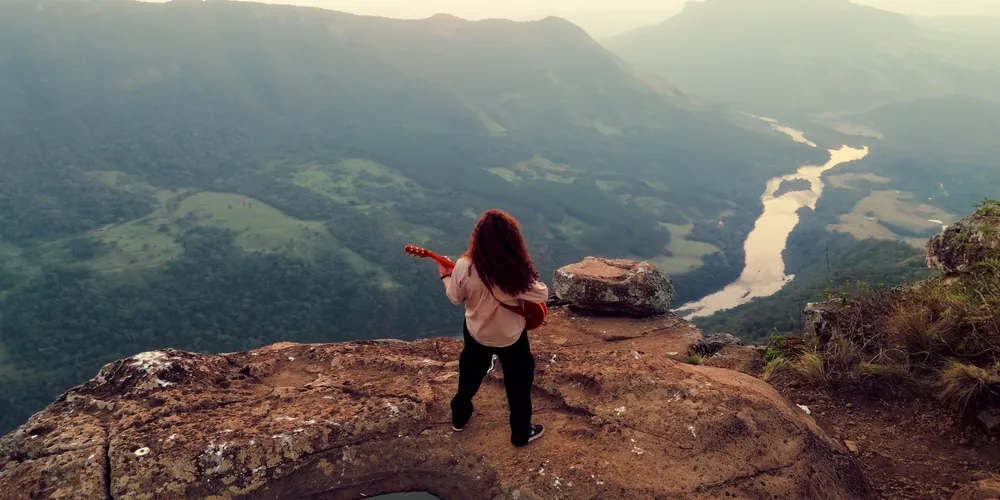 grandiosidade do Pico Agudo, com seus 1.400 metros de altitude, e o contato íntimo com a natureza reforçam a mensagem da canção