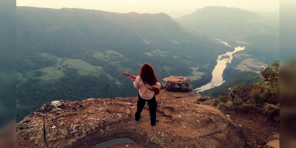 grandiosidade do Pico Agudo, com seus 1.400 metros de altitude, e o contato íntimo com a natureza reforçam a mensagem da canção