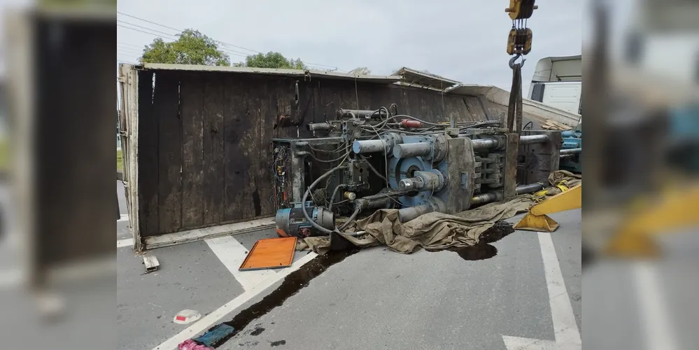 A carga pendeu em algo e acabou fazendo o caminhão tombar