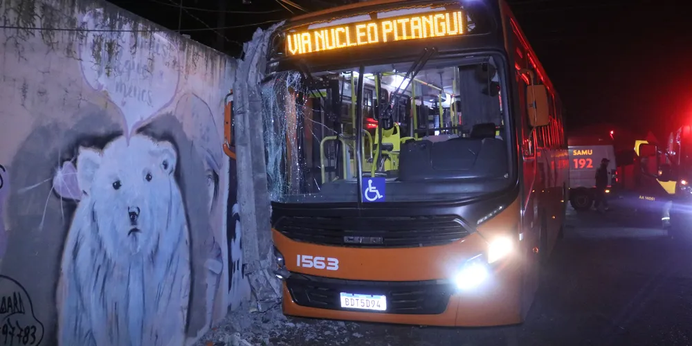 Ônibus da VCG bate durante tentativa de assalto, em Uvaranas