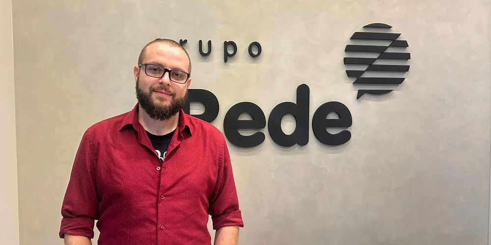 Yuri, professor de filosofia, comenta sobre o paradoxo entre uma sociedade hiperconectada e o sentimento de solidão. Também fala sobre a importância de manter a lucidez.