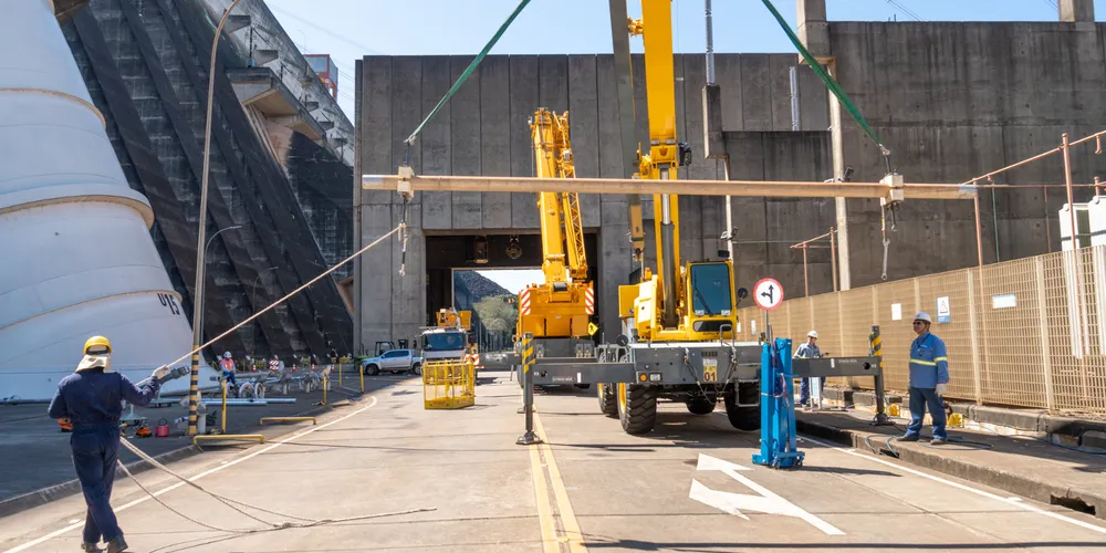 Foi realizada a substituição de três para-raios, três buchas e seis isoladores na cota 144 da Usina por equipamentos mais seguros e eficientes