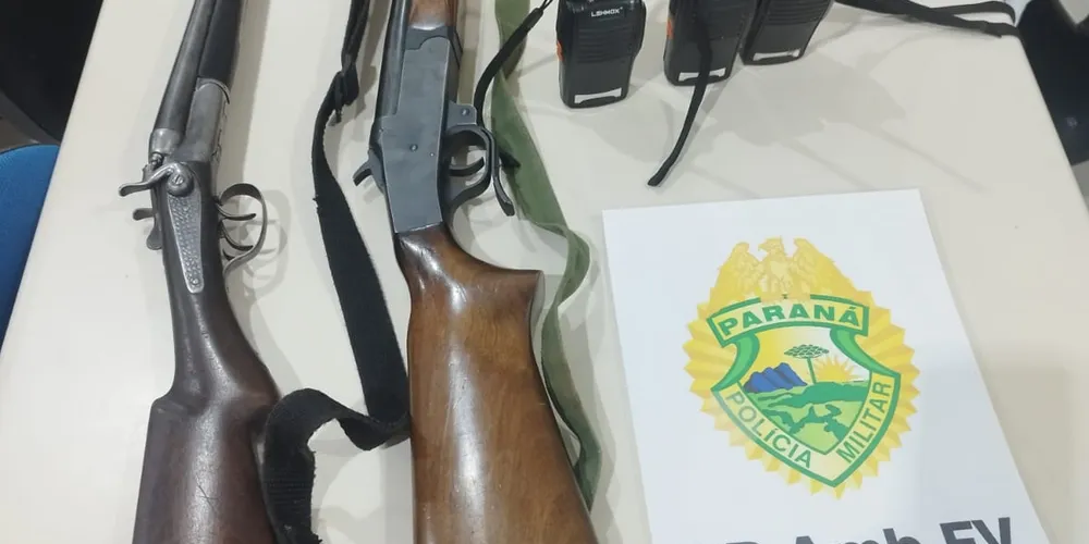 Armas, munições e outros itens foram apreendidos