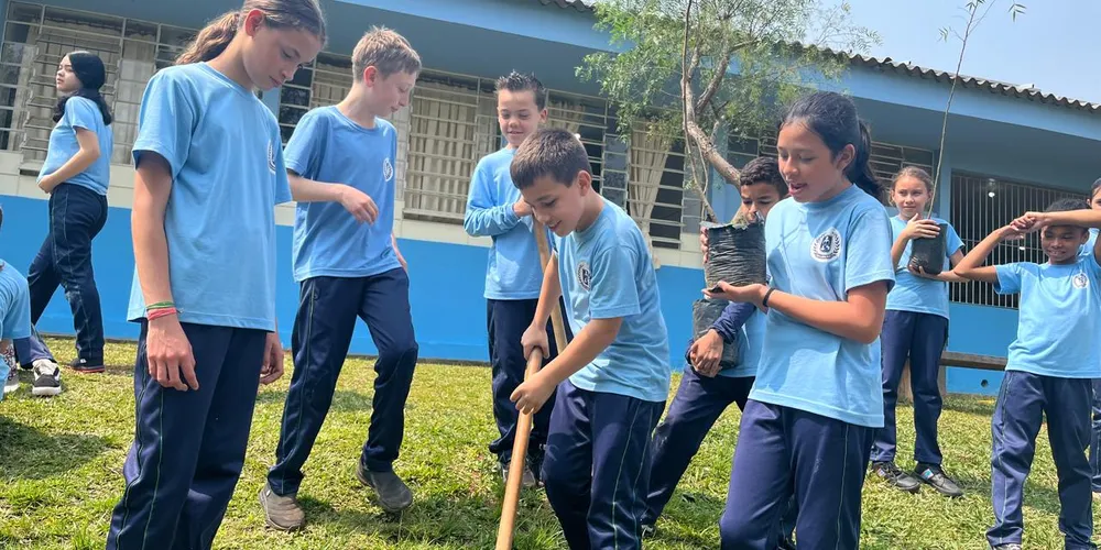 Como atividade prática, a classe foi até o jardim da escola e realizou o plantio de árvores para celebrar a data