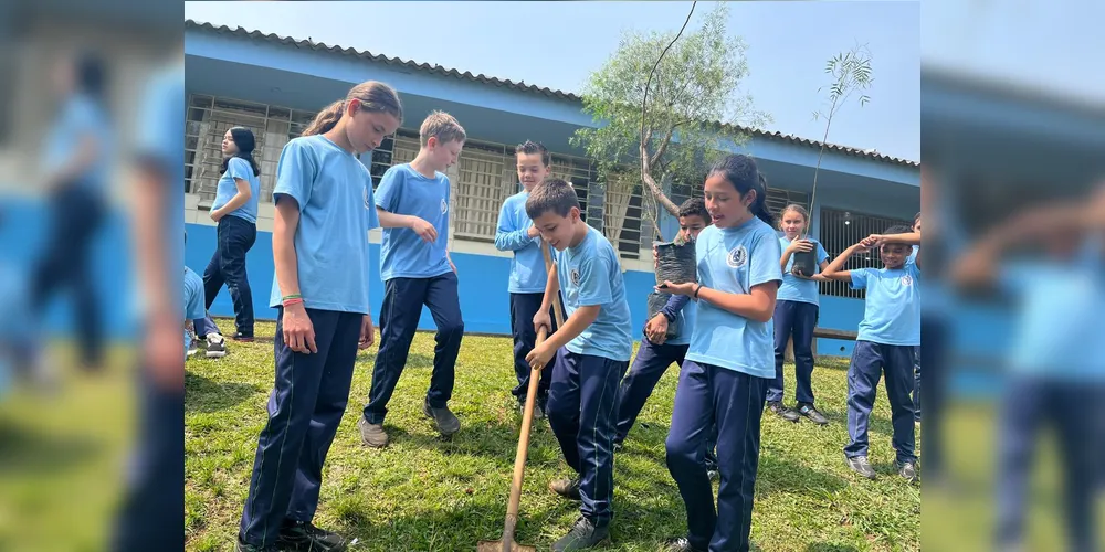 Como atividade prática, a classe foi até o jardim da escola e realizou o plantio de árvores para celebrar a data