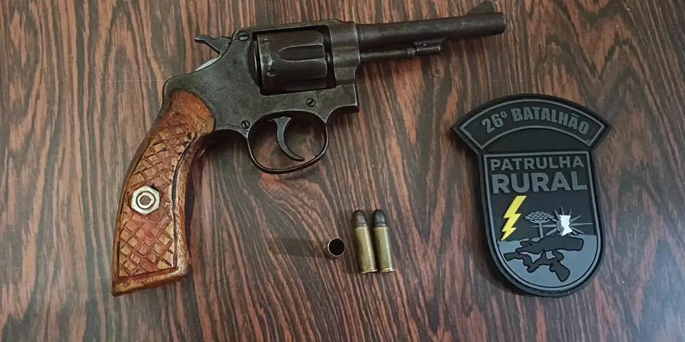 A equipe da PM realizou a apreensão do armamento e das munições