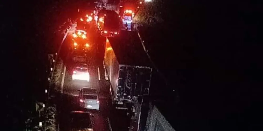 Trânsito está paralisado no trecho do acidente