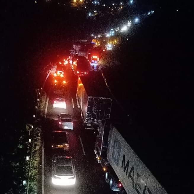 Trânsito está paralisado no trecho do acidente