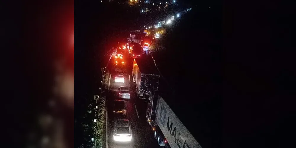 Trânsito está paralisado no trecho do acidente