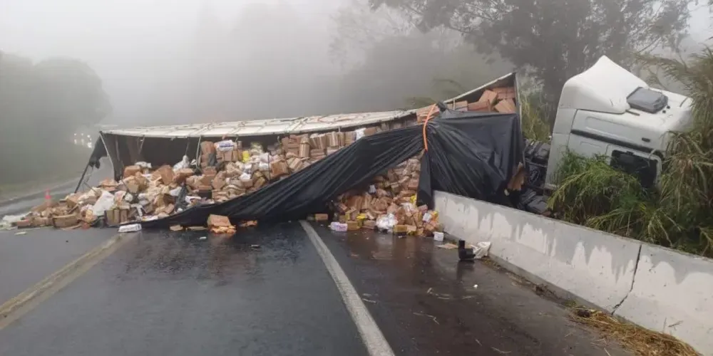 Caminhão transportava alimentos, segundo a polícia