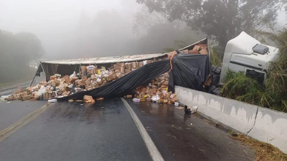 Caminhão transportava alimentos, segundo a polícia