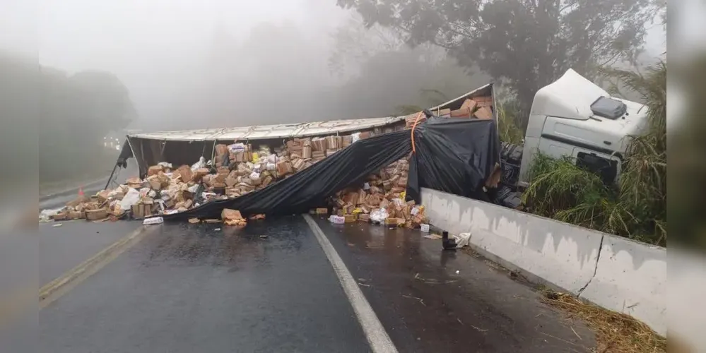 Caminhão transportava alimentos, segundo a polícia