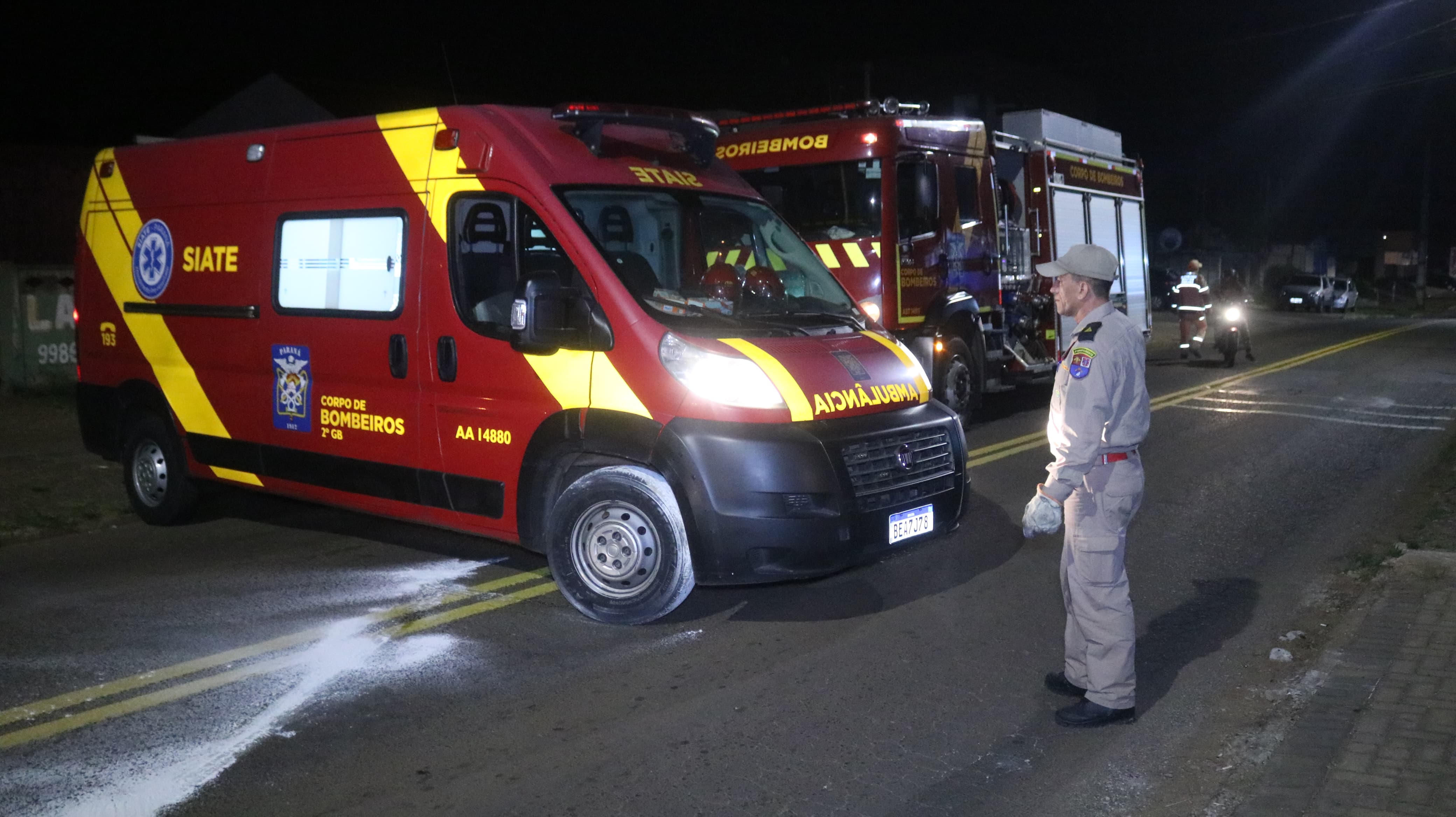 O caminhão do Corpo de Bombeiros também compareceu para jogar cal na pista, já que houve vazamento de óleo da moto