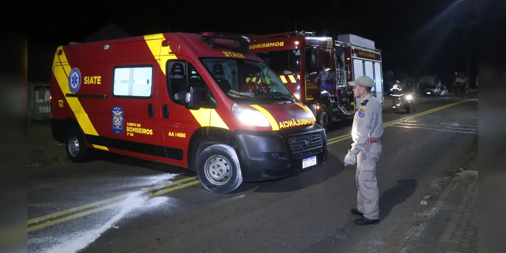 O caminhão do Corpo de Bombeiros também compareceu para jogar cal na pista, já que houve vazamento de óleo da moto