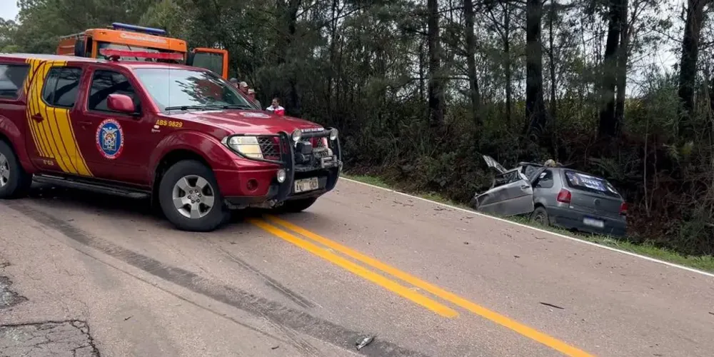 Segundo o relato do motorista do caminhão, o capô de um Gol se abriu, fazendo com que o veículo invadisse a pista contrária