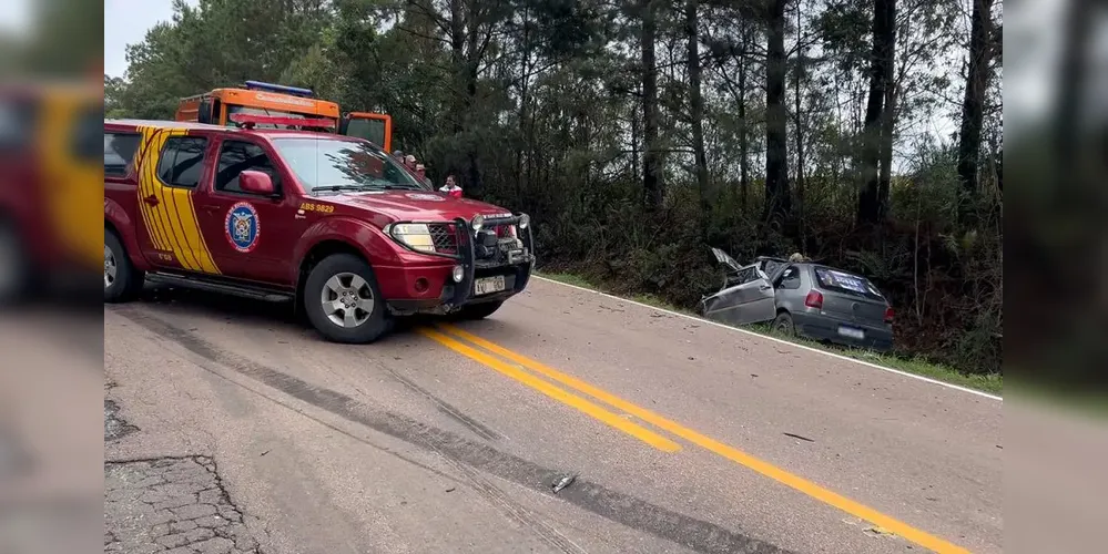 Segundo o relato do motorista do caminhão, o capô de um Gol se abriu, fazendo com que o veículo invadisse a pista contrária