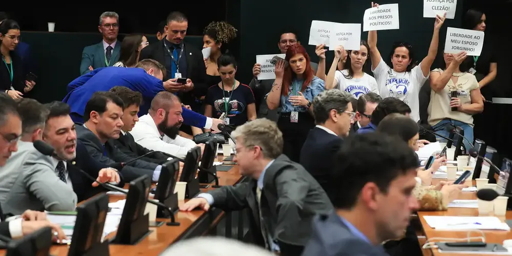 A sessão começou com a obstrução dos partidos contrários a anistia