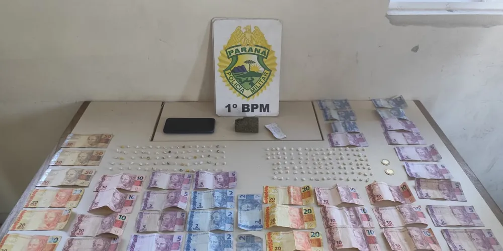 A equipe se deslocou até o endereço, abordou os suspeitos e localizou 92 gramas de substância análoga à maconha, 35 gramas de substância análoga ao crack, fracionadas em 195 "pedras", além de dinheiro