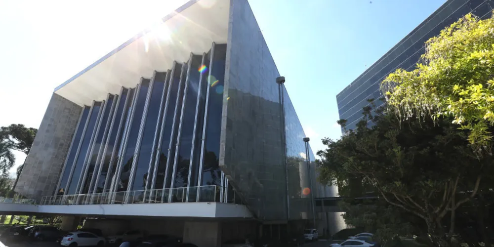 De acordo com o Regimento, a eleição dos membros da Mesa será feita por meio de votação nominal, utilizando-se o painel eletrônico de votação, exigida a maioria absoluta de votos