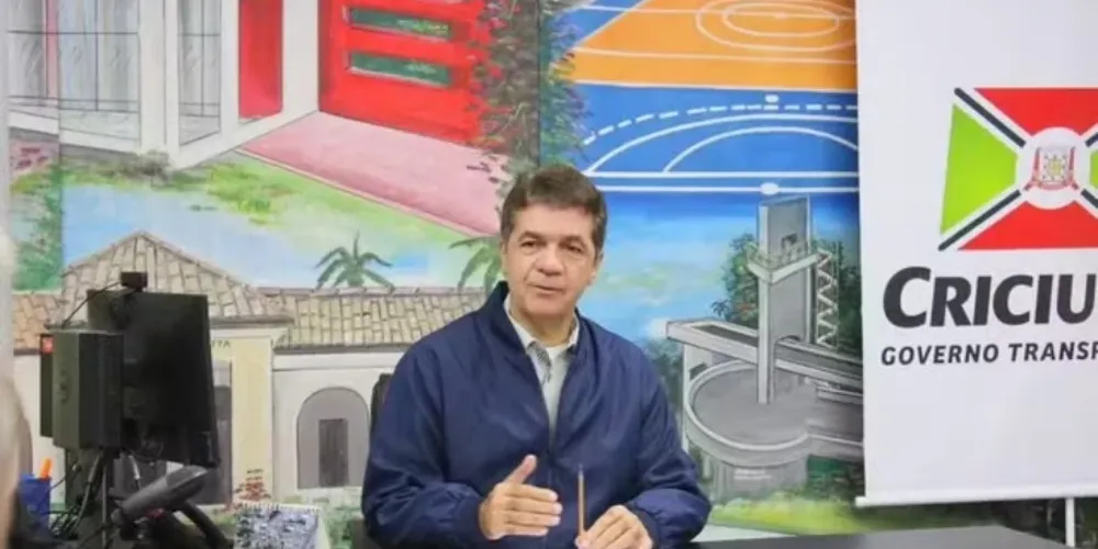 Imagem ilustrativa da imagem Prefeito que demitiu professor gay por "não tolerar" é preso