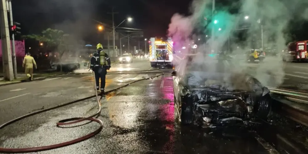 Veículo pegou fogo após a colisão