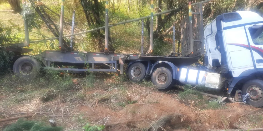 Caminhão colidiu contra uma árvore nessa quarta-feira (28), na PR-340, em Tibagi, nos Campos Gerais