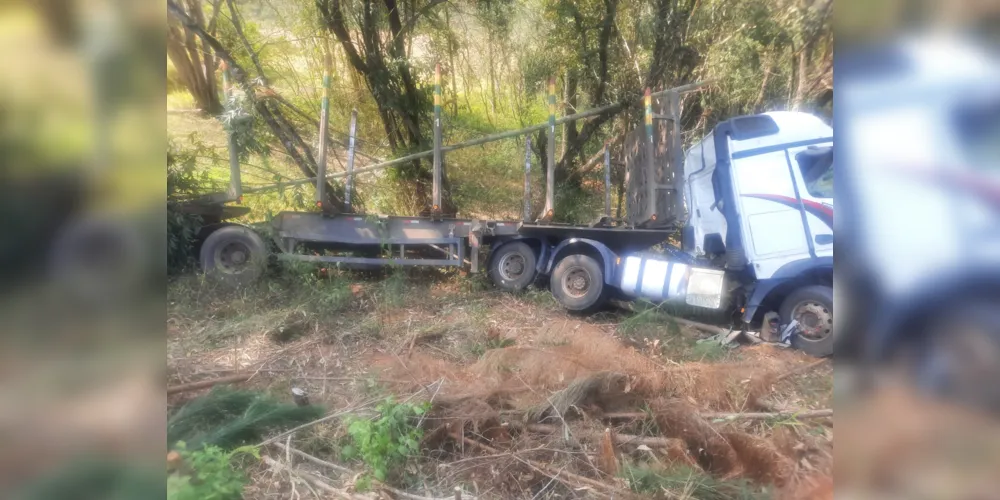 Caminhão colidiu contra uma árvore nessa quarta-feira (28), na PR-340, em Tibagi, nos Campos Gerais