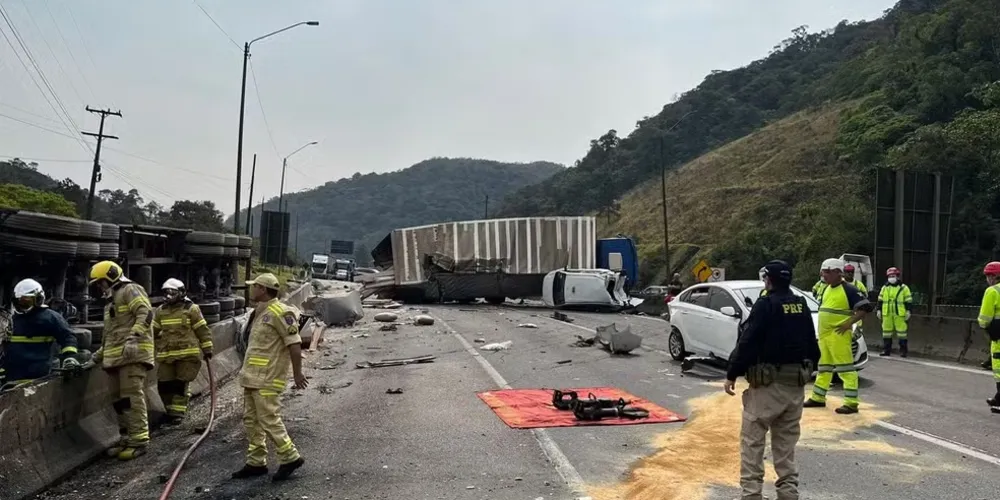 Acidente envolveu 10 pessoas, que estavam em cinco veículos