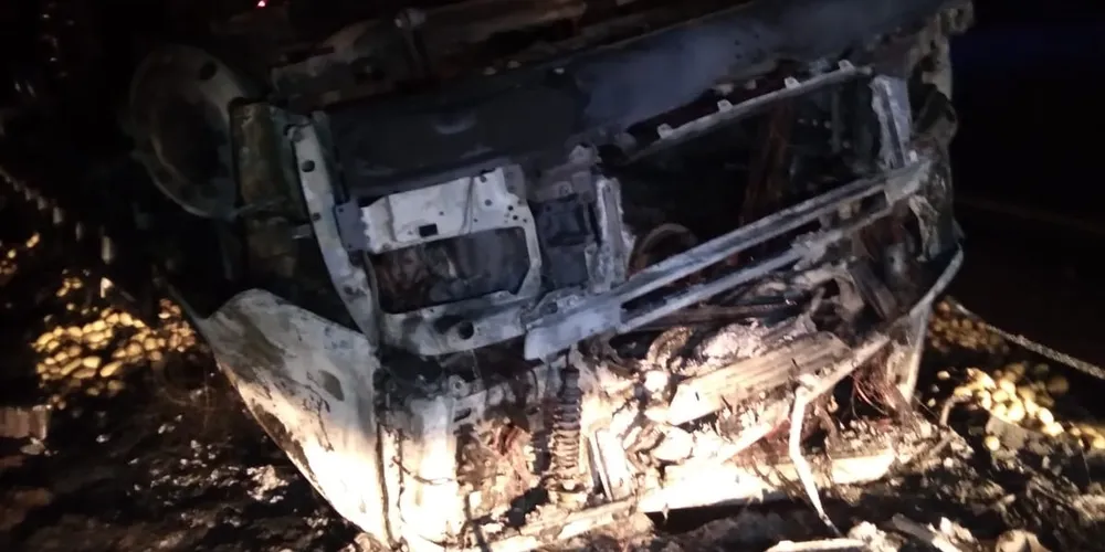 Caminhão carregado com batata capota e pega fogo na PR-151