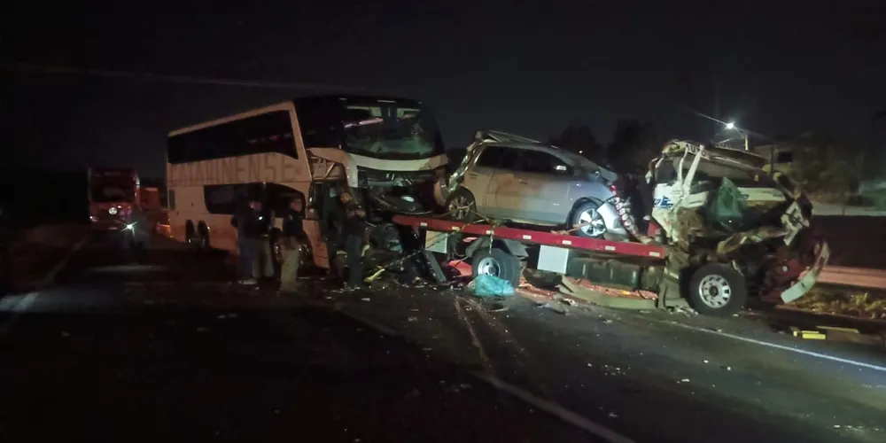 Acidente com ônibus e três caminhões deixa um morto na BR-277