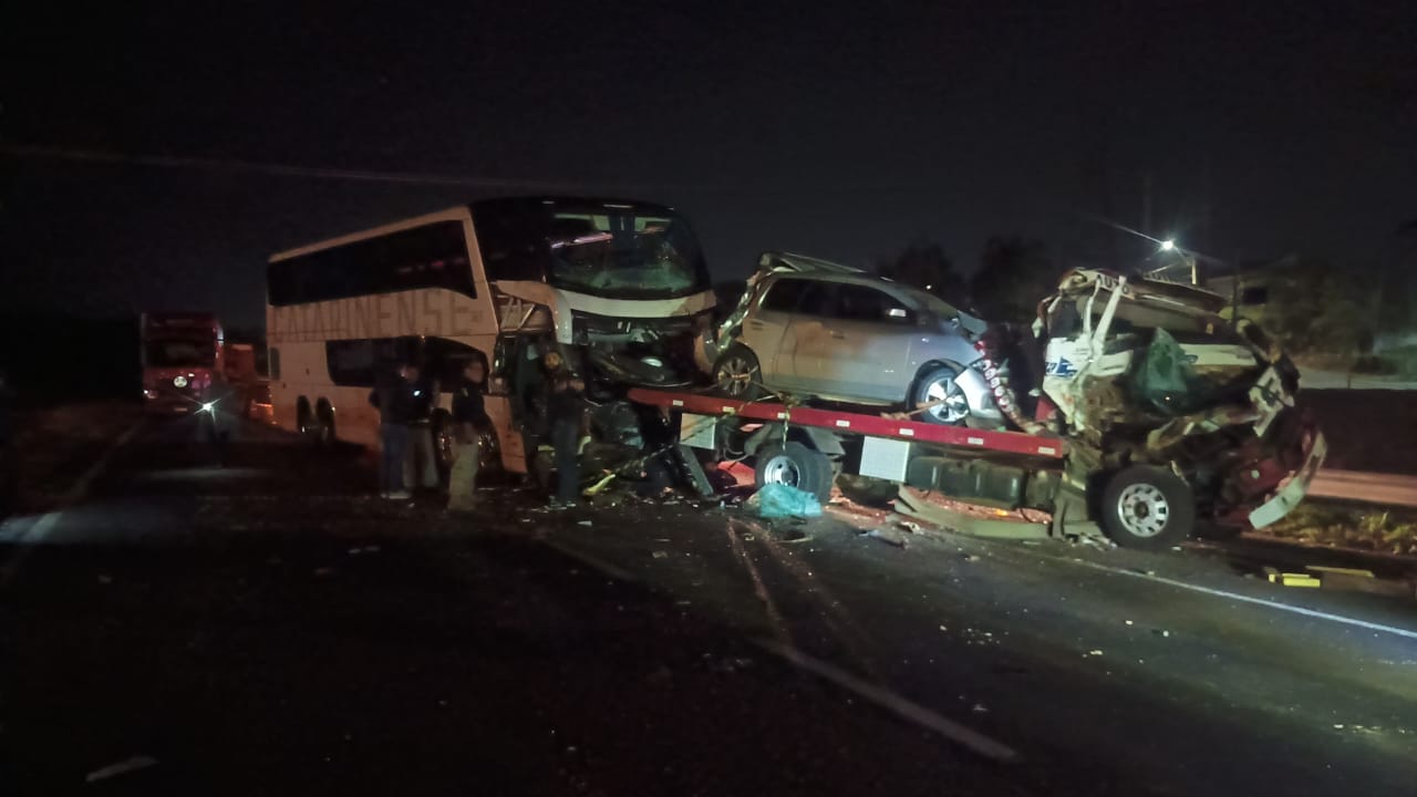 Acidente com ônibus e três caminhões deixa um morto na BR-277