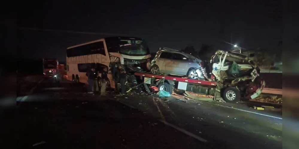 Acidente com ônibus e três caminhões deixa um morto na BR-277