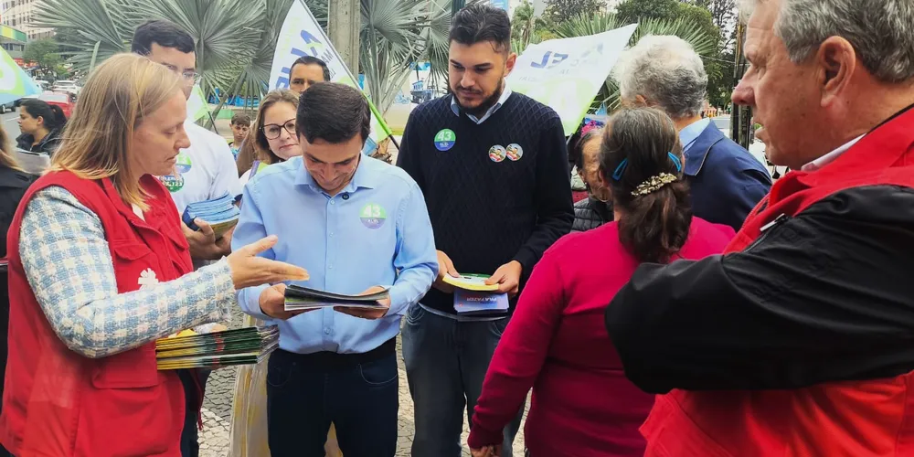 Em Ponta Grossa, os candidatos receberam a cartilha em mãos
