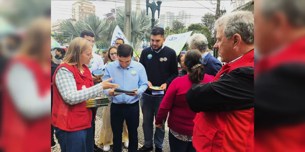 Em Ponta Grossa, os candidatos receberam a cartilha em mãos