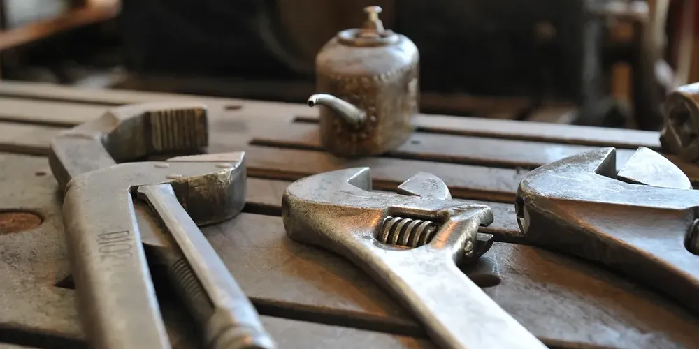 Ele teria usado uma chave inglesa para desferir golpes e arrastado a mulher pelos cabelos