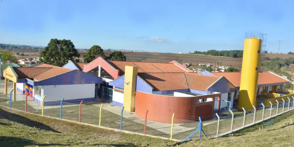 Devem fazer este cadastramento os responsáveis pelos alunos novos, que vão entrar em 2025 na rede municipal, ou que vão trocar de CMEI ou de escola no ano que vem