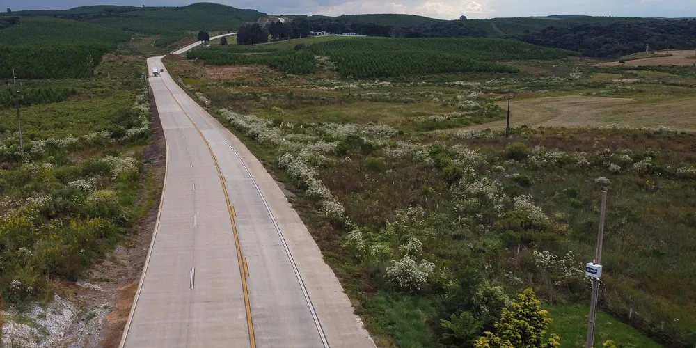 Com o dobro da durabilidade em relação ao asfalto e um custo de manutenção muito mais barato ao longo do tempo, as estradas de concreto estão dando uma nova cara à logística viária do Paraná