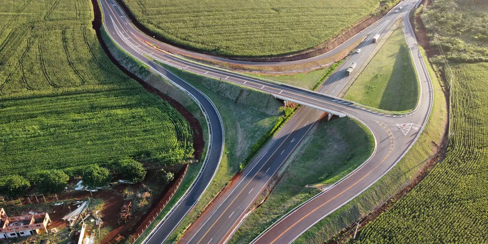 O relatório utiliza dados públicos e também de entes privados para avaliar esses serviços