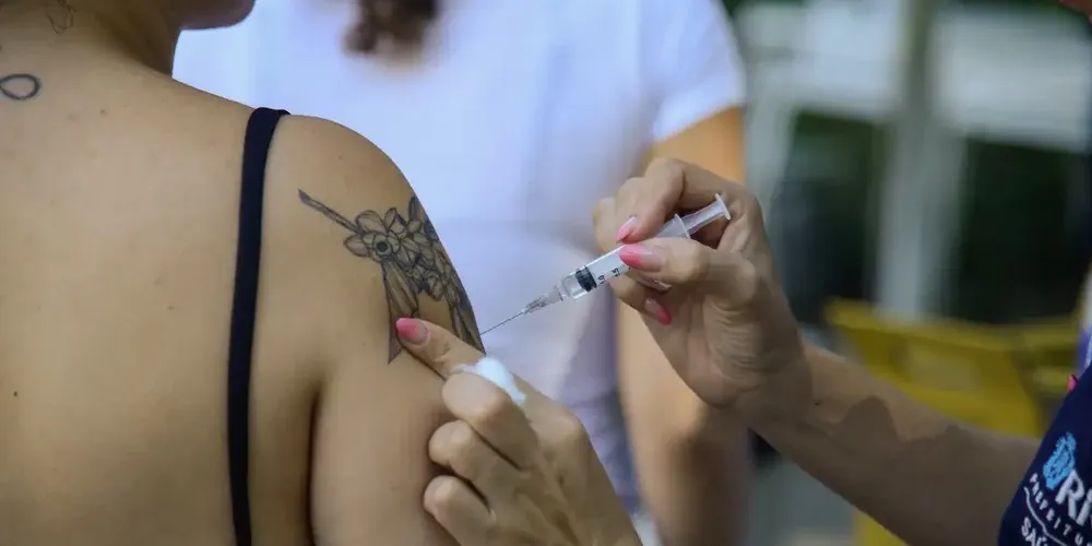 Sobre o aumento dos casos de covid-19, a pesquisadora Tatiana Portela reforça a importância da vacinação