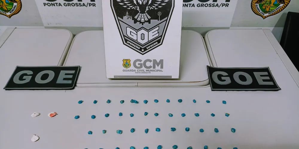 Em revista pessoal foi encontrado com o suspeito um pacote contendo 46 pedras de crack e três invólucros com cocaína