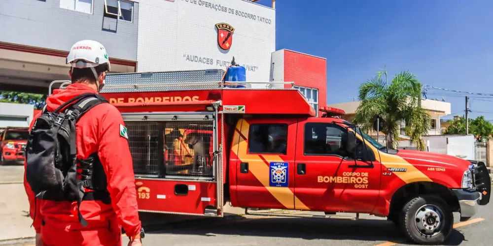 O Corpo de Bombeiros foi acionado para conter as chamas