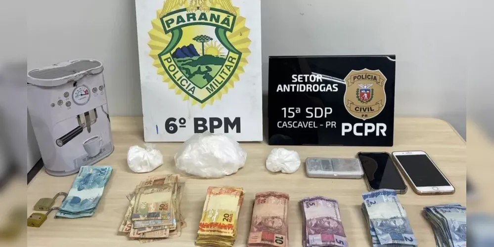 Foram encontrados 353 gramas de cocaína e dinheiro