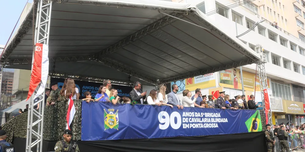 Autoridades acompanharam o desfile na manhã deste sábado (07)