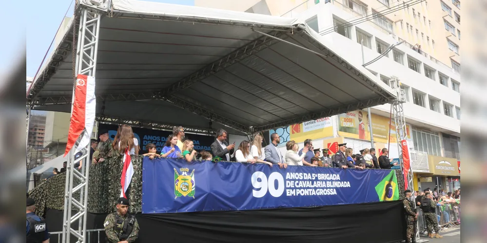 Autoridades acompanharam o desfile na manhã deste sábado (07)