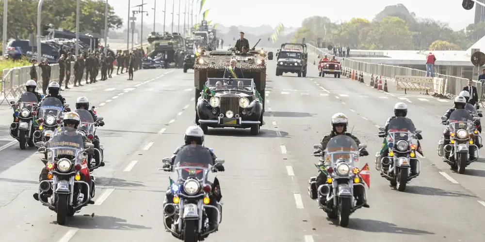 Autoridades prestigiam desfile do 7 de Setembro em Brasília