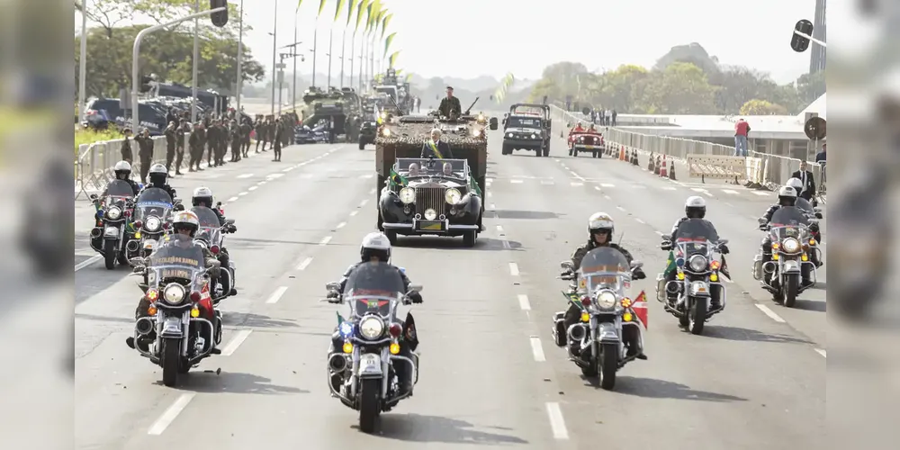 Autoridades prestigiam desfile do 7 de Setembro em Brasília