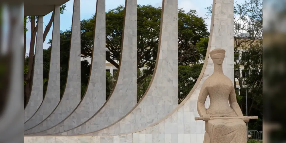 Decisão do ministro Alexandre de Moraes mantém condenados em prisão domiciliar.