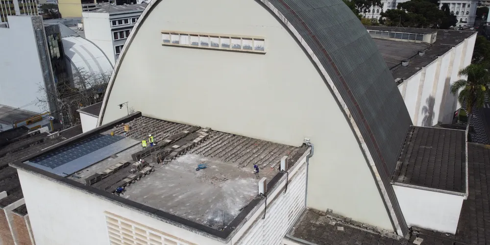Começaram neste mês as obras de revitalização da cobertura do Centro Cultural Teatro Guaíra.